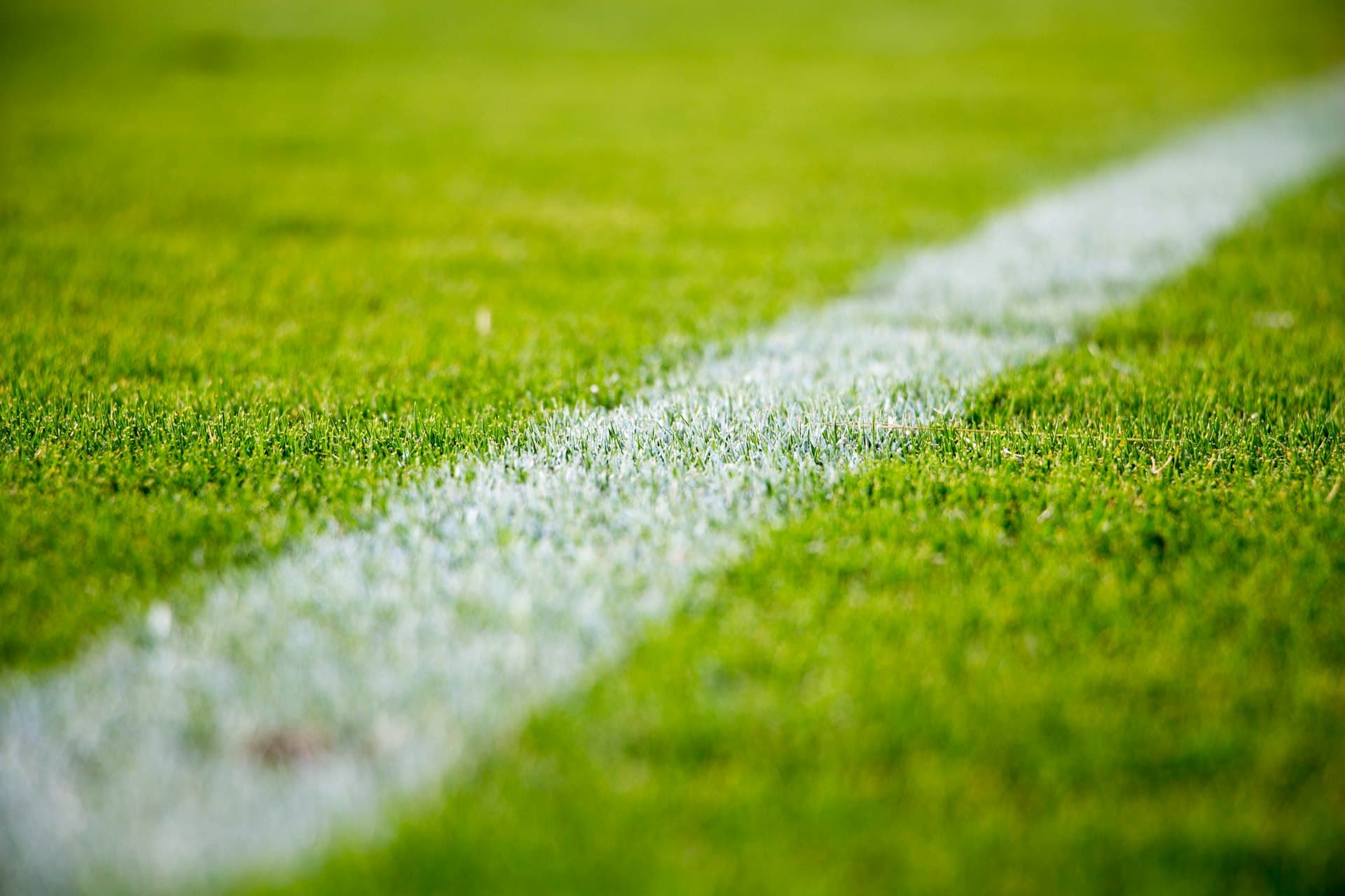 Voetbalveld bij avond